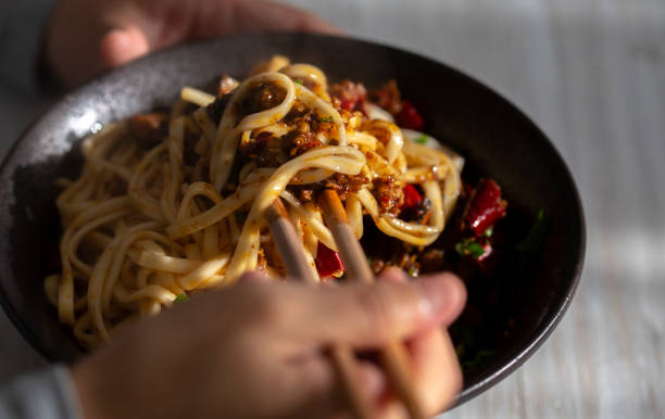 istock Chinese savory gravy noodle 1085551332