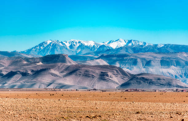 удивительный панорамный вид на атласские горы в марокко - morocco landscape mountain mountain range стоковые фото и изображения