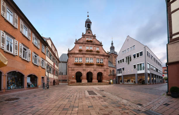 antiguo ayuntamiento (altes rathaus) de buchen, alemania - odenwald fotografías e imágenes de stock