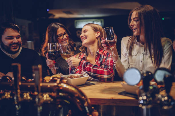 友人のバーに立ちカウンター - drinking couple bar counter bar ストックフォトと画像