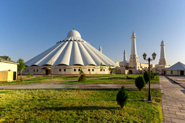 мечеть шейха халифы, известная также как мечеть аль нахайян в шымкенте, казахстан. - monotheist стоковые фото и изображения
