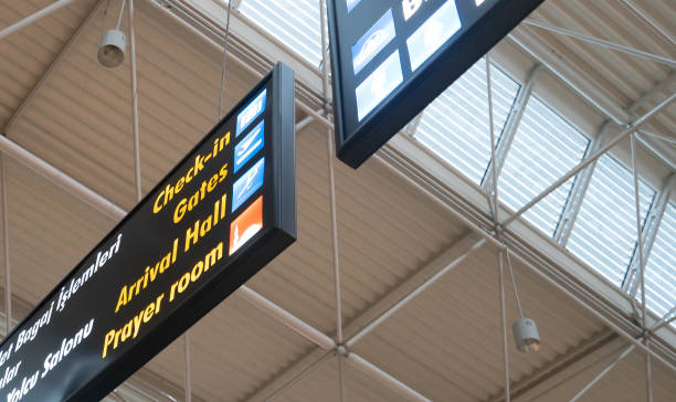 istock Airport Sign Board 1085602514
