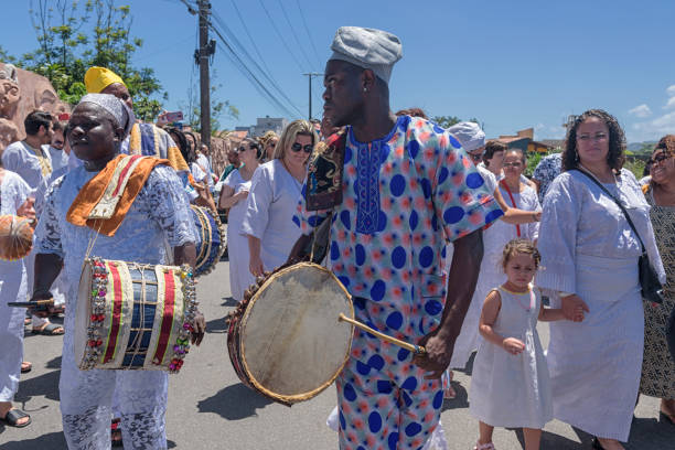 los jugadores del tambor - african descent drum african culture day fotografías e imágenes de stock
