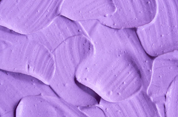 texture de lavande crème pour le visage (masque) se bouchent. coups de pinceau. mise au point sélective. abstrait violet - lavender lavender coloured merchandise spa treatment photos et images de collection