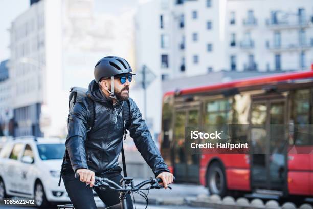 Hombre Mensajero Con Bicicleta Entregando Paquetes En La Ciudad Copia Espacio Foto de stock y más banco de imágenes de Bicicleta