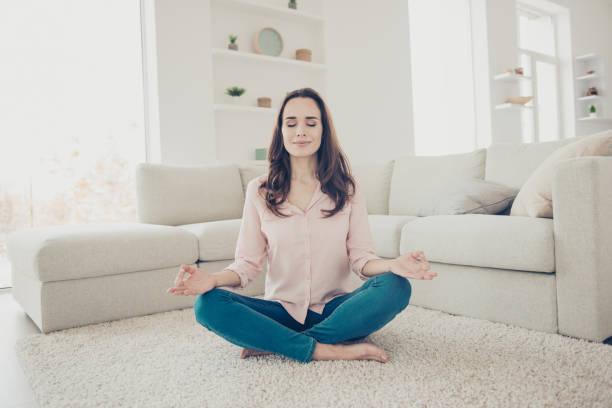 素敵なかわいい素敵な魅力的なスタイリッシュな愛らしい愛きょうのある s の肖像 - yoga zen like women meditating ストックフォトと画像