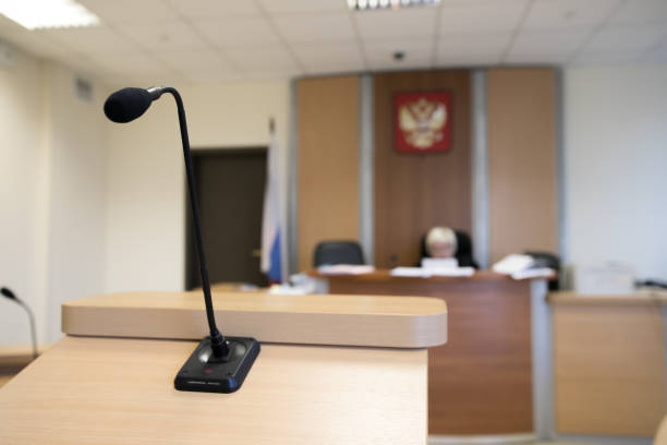 micrófono, mesa y silla en la sala de audiencias del poder judicial. - house home interior flag usa fotografías e imágenes de stock