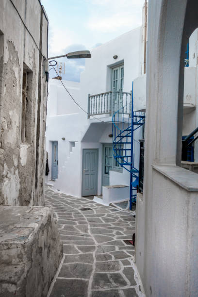 istock Narrow alley 1085638212