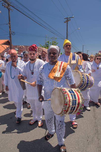 los jugadores del tambor - african descent drum african culture day fotografías e imágenes de stock
