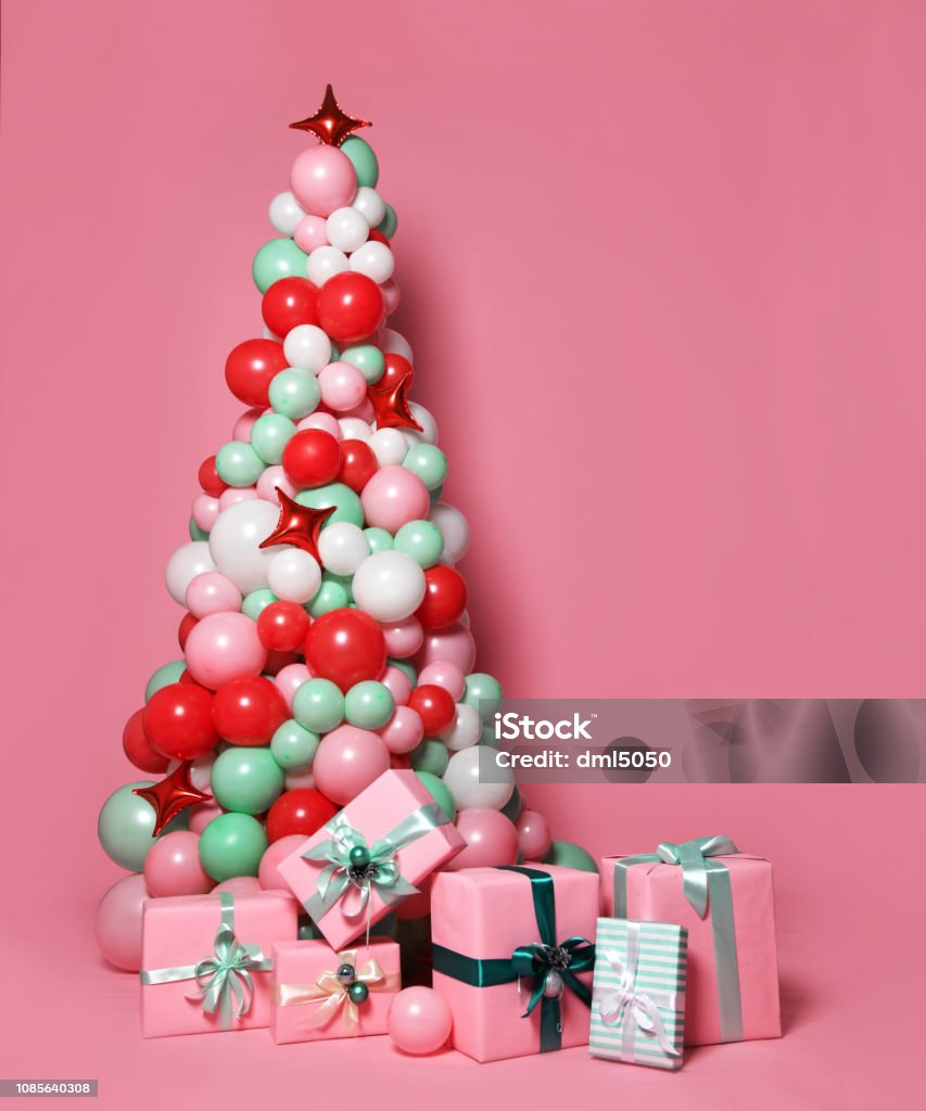 Foto de Árvore De Natal Feita De Muitos Balões De Cor Pastel E Presentes De  Cor Pastelderosa Presente Caixas e mais fotos de stock de Artigo de  decoração - iStock