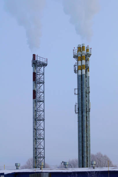 instalações de aquecimento tubos com um cigarro no dia de inverno - old station natural gas russia - fotografias e filmes do acervo