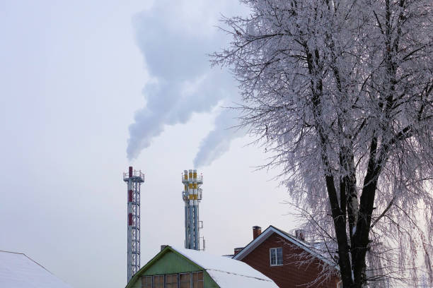 heizwerk wintertag mit einem rauch rohre - old station natural gas russia stock-fotos und bilder