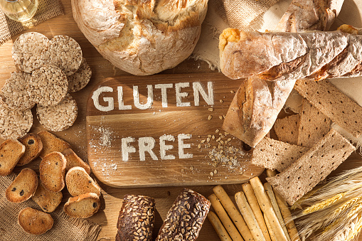 Alimentos libres de gluten. Varias pastas, pan y bocadillos sobre fondo de madera desde la vista superior photo