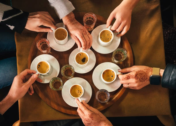 トルコのコフィー、トップ ビューで飲んでる人のグループ - cup coffee pot coffee coffee cup ストックフォトと画像