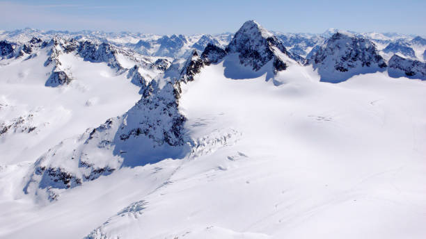 berg-winterlandschaft in der silvretta-gebirgskette in den schweizer alpen mit berühmten piz buin mountain peak in der mitte - silvretta stock-fotos und bilder