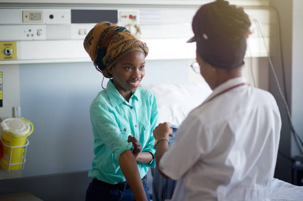 femme médecin prenant la tension artérielle chez un patient heureux de confiance - muslim cap photos et images de collection