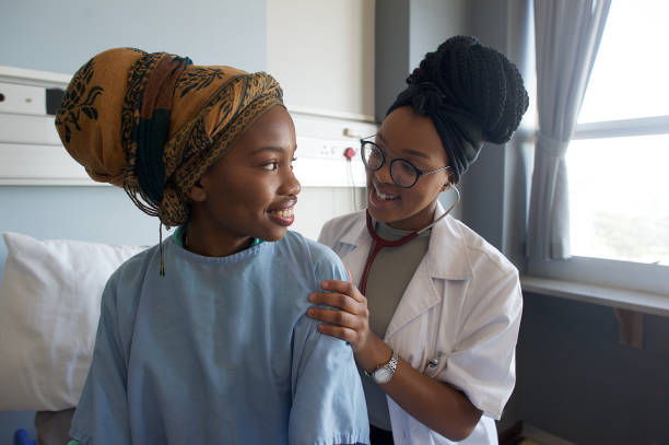 jeune femme médecin écoute avec stéthoscope sur le dos du patient, souriant chez le médecin - muslim cap photos et images de collection