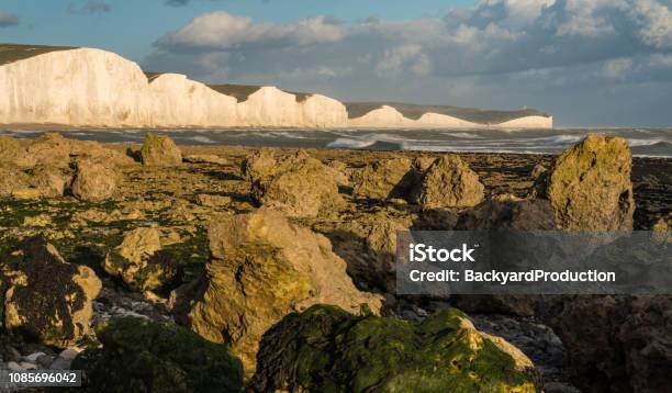 Zeven Zusters Chalk Cliffs Op Stormachtige Dag Stockfoto en meer beelden van Beroemde plaats - Beroemde plaats, Beschermd natuurgebied, Blauw