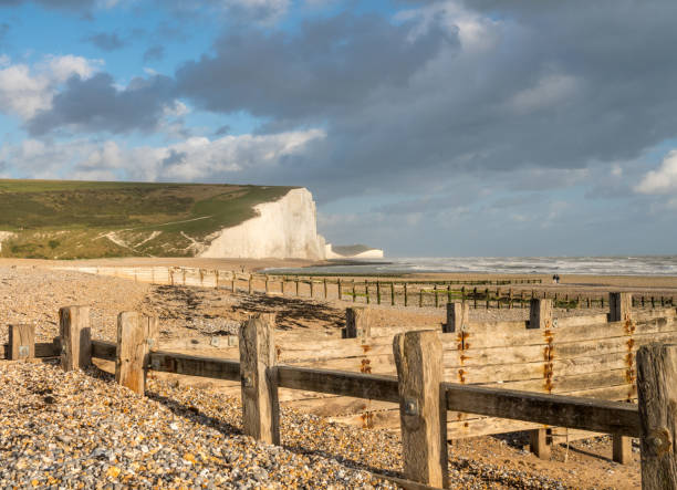 istock Wooden groynes frame the white cliffs of Seven Sisters 1085697252
