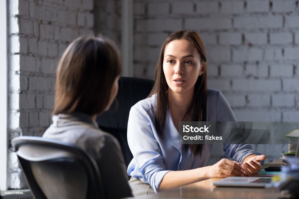 Cliente asesoría asesor mujer profesional seria en reunión - Foto de stock de Diálogo libre de derechos