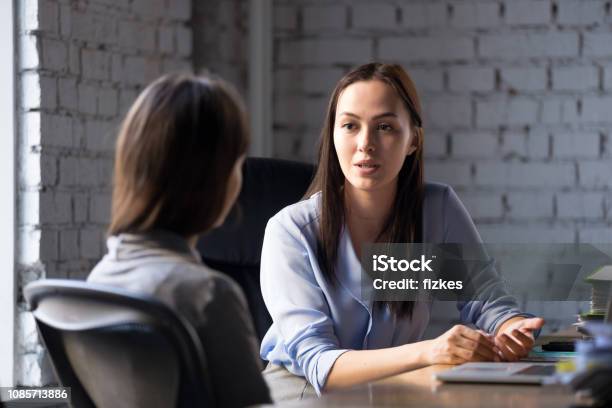 Cliente Asesoría Asesor Mujer Profesional Seria En Reunión Foto de stock y más banco de imágenes de Diálogo