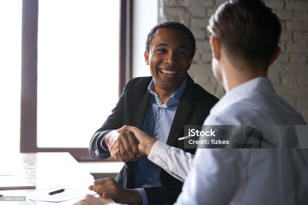 Satisfaction client noir serrant la main, remerciant le responsable de la bonne affaire - Photo de Soldes libre de droits