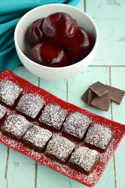 Rote Beete Schokolade Brownie mit Puderzucker – Foto