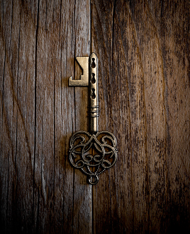 vieja llave de hierro en la tabla de woodenn photo