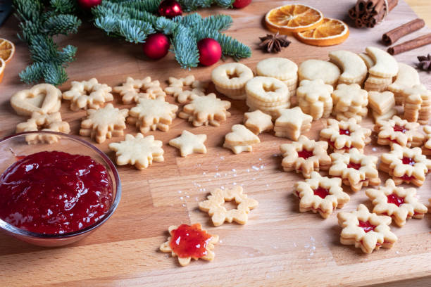 istock Filling Linzer Christmas cookies with strawberry marmalade 1085740488