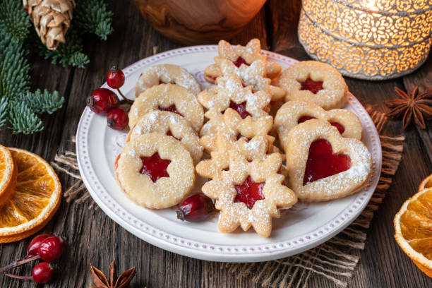 traditionellen linzer weihnachtsplätzchen mit erdbeermarmelade gefüllt - cookie heart shape shortbread christmas stock-fotos und bilder