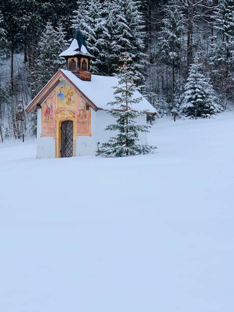 piccola cappella e albero di natale, paesaggio innevato e foresta - snow chapel christmas germany foto e immagini stock