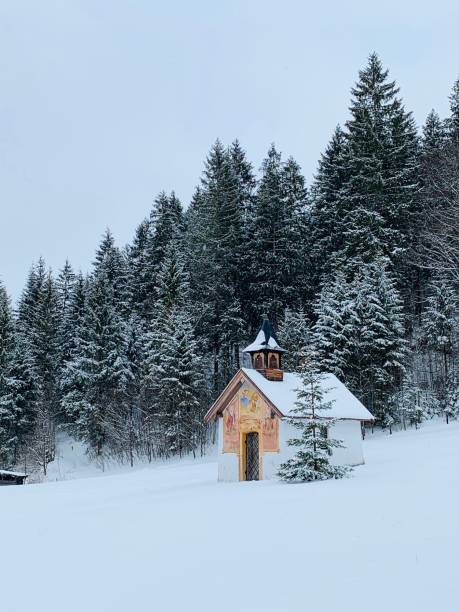 piccola cappella e albero di natale, paesaggio innevato e foresta - snow chapel christmas germany foto e immagini stock