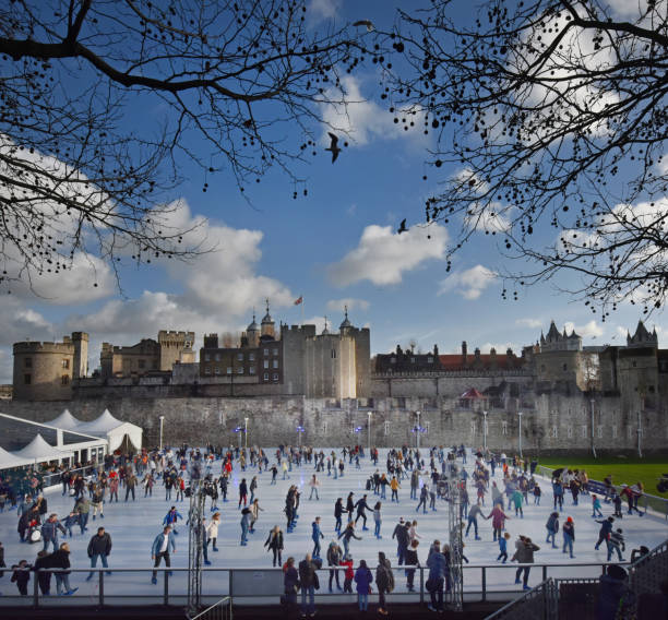 tower of london ice skaters - family child crowd british culture imagens e fotografias de stock