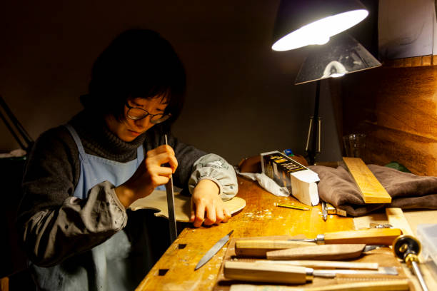 fabricante artesano mujeres trabajando - making craftsperson italian music musical instrument fotografías e imágenes de stock