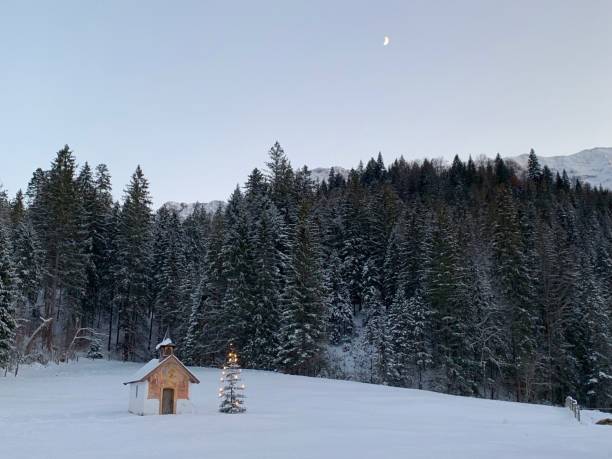 piccola cappella e albero di natale, paesaggio innevato e foresta - snow chapel christmas germany foto e immagini stock