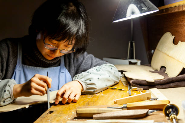 fabricante artesano mujeres trabajando - making craftsperson italian music musical instrument fotografías e imágenes de stock