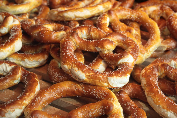 background of pretzels on a market stall - pretzel snack salty food imagens e fotografias de stock