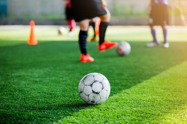 football sur gazon artificiel vert avec flou des joueurs de football sont la formation. - foot walk photos et images de collection