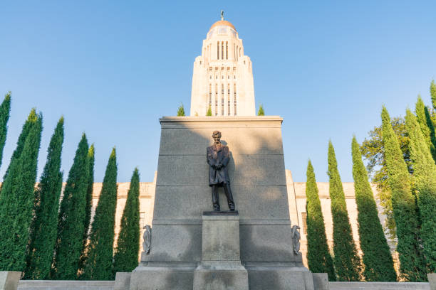 статуя линкольна в здании капитолия в небраске - nebraska lincoln nebraska state capitol building state стоковые фото и изображения