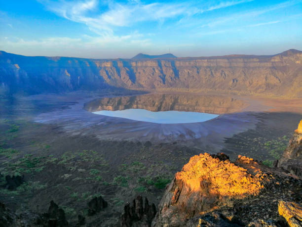 una vista al wahbah cráter al amanecer - crater rim fotografías e imágenes de stock