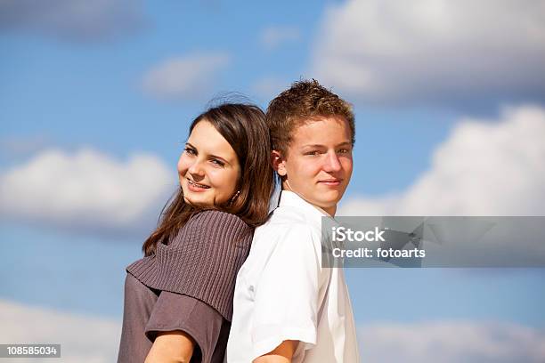 Glücklich Und Lächelnd Teenagerpaar Stockfoto und mehr Bilder von 14-15 Jahre - 14-15 Jahre, Attraktive Frau, Bedeckter Himmel