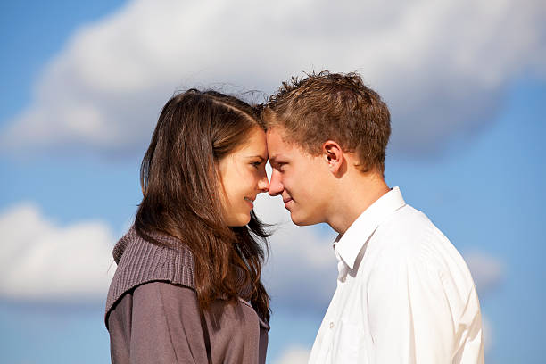 feliz pareja adolescente - face to face teenage couple teenager couple fotografías e imágenes de stock