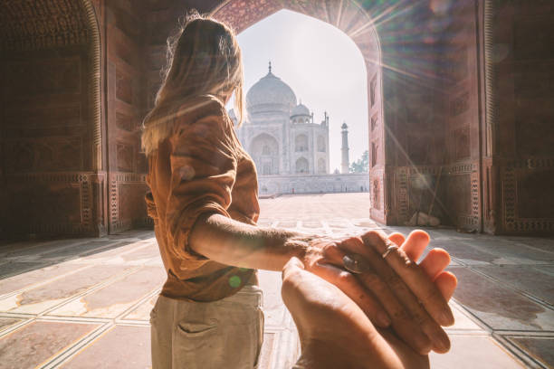 タージ ・ マハル、インドに私に従ってください。女性 観光客アグラにある壮大な有名な廟に主要な彼氏。人旅行の概念 - 主観 ストックフォトと画像