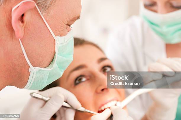 Foto de Paciente Dentária Com Dentistatratamento e mais fotos de stock de Adulto - Adulto, Assistente de Dentista, Assistência