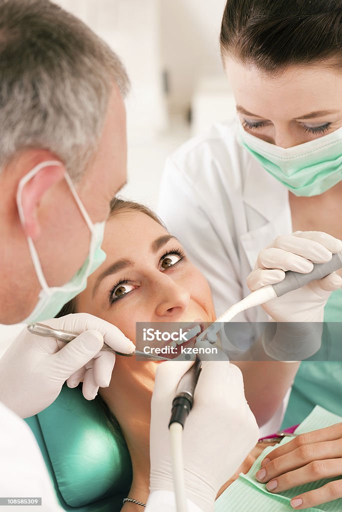 Paciente con tratamiento dental dentista - - Foto de stock de Adulto libre de derechos