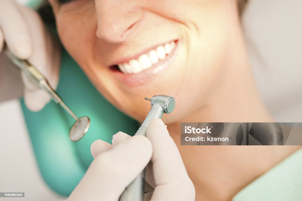Patient de soins dentaire dentiste - - Photo de Adulte libre de droits