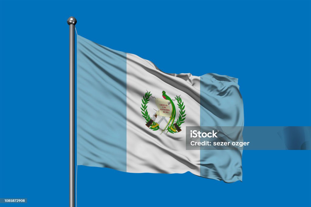 Bandera de Guatemala ondeando en el viento contra el cielo azul profundo. Bandera de Guatemala. - Foto de stock de Bandera libre de derechos