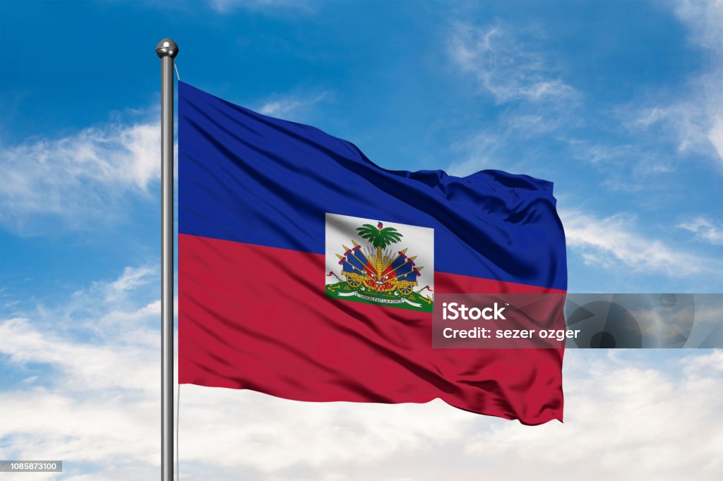 Bandera de Haití ondeando en el viento contra un cielo azul nublado blanco. Bandera haitiana. - Foto de stock de Bandera haitiana libre de derechos