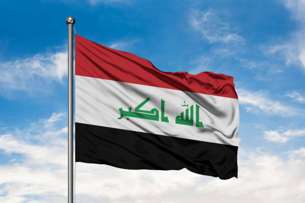 bandera de iraq ondeando en el viento contra un cielo azul nublado blanco. bandera iraquí. - himno nacional turco fotografías e imágenes de stock