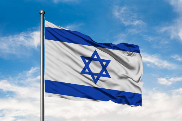bandera de israel ondeando en el viento contra un cielo azul nublado blanco. bandera de israel. - himno nacional turco fotografías e imágenes de stock